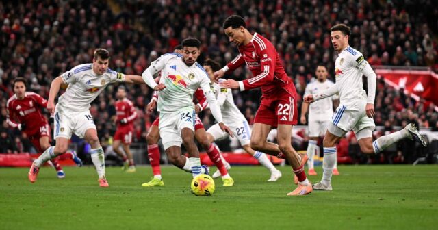 LIVERPOOL, ANGLICKO – 1. JANUÁRA: (VYCHÁDZA SLNKO, VONKA SLNKO) Hugo Ekitike z Liverpoolu sa pripravuje na streľbu pod tlakom Lukasa Nmechu z Leeds United počas zápasu Premier League medzi Liverpoolom a Leeds United na Anfielde 1. januára 2026 v Liverpoole v Anglicku. (Foto Liverpool FC/Liverpool FC cez Getty Images)