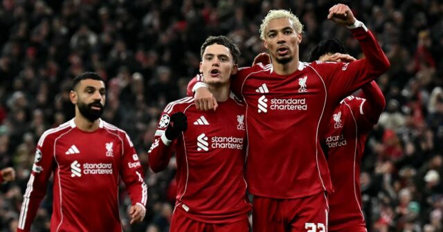 Hodnotenie hráčov Liverpoolu vs Newcastle: Tri hviezdy 8/10 žiaria v TOPSHOT - Nemecký stredopoliar Liverpoolu #07 Florian Wirtz oslavuje druhý gól tímu s francúzskym útočníkom Liverpoolu #22 Hugom Ekitike (2R) počas futbalového zápasu Ligy majstrov UEFA medzi Liverpoolom a Qarabagom na Anfielde v Liverpoole v severozápadnom Anglicku 28. januára 2026. (Foto: Paul Gettys Image/AFP)