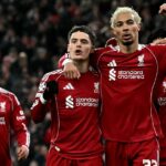 Nemecký stredopoliar Liverpoolu #07 Florian Wirtz oslavuje druhý gól tímu s francúzskym útočníkom Liverpoolu #22 Hu