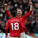 Kamerunský stredopoliar Manchestru United #19 Bryan Mbeumo (R) oslavuje s útočníkom Manchestru United z Pobrežia Slonoviny #16 Amadom Diallom (L) po strelení úvodného gólu počas futbalového zápasu anglickej Premier League medzi Manchestrom United a Manchestrom City na Old Trafford v Manchestri na severozápade Anglicka 17. januára 2026. REDAKČNÉ POUŽITIE. Nepoužívať s nepovolenými audio, video, dátami, súpiskami zápasov, klubovými/ligovými logami alebo „živými“ službami. Online použitie v zápase je obmedzené na 120 obrázkov. Ďalších 40 obrázkov môže byť použitých v predĺžení. Žiadna emulácia videa. Používanie sociálnych médií počas zápasu je obmedzené na 120 obrázkov. Ďalších 40 obrázkov môže byť použitých v predĺžení. Nepoužíva sa v stávkových publikáciách, hrách alebo publikáciách pre jednotlivé kluby/ligy/hráčov. /