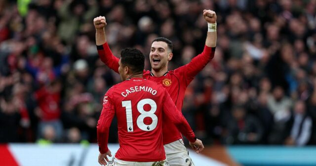 Hodnotenie hráčov Man United vs. Man City, pretože Casemiro získal Kamerunský stredopoliar Manchestru United #19 Bryan Mbeumo (R) oslavuje s útočníkom Manchestru United z Pobrežia Slonoviny #16 Amadom Diallom (L) po strelení úvodného gólu počas futbalového zápasu anglickej Premier League medzi Manchestrom United a Manchestrom City na Old Trafford v Manchestri na severozápade Anglicka 17. januára 2026. REDAKČNÉ POUŽITIE. Nepoužívať s nepovolenými audio, video, dátami, súpiskami zápasov, klubovými/ligovými logami alebo „živými“ službami. Online použitie v zápase je obmedzené na 120 obrázkov. Ďalších 40 obrázkov môže byť použitých v predĺžení. Žiadna emulácia videa. Používanie sociálnych médií počas zápasu je obmedzené na 120 obrázkov. Ďalších 40 obrázkov môže byť použitých v predĺžení. Nepoužíva sa v stávkových publikáciách, hrách alebo publikáciách pre jednotlivé kluby/ligy/hráčov. /