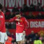 MANCHESTER, ANGLICKO – 11. JANUÁRA: Joshua Zirkzee, Matheus Cunha a Patrick Doorgu z Manchestru United vyzerajú skľúčene počas zápasu tretieho kola Emirates FA Cupu medzi Manchestrom United a Brighton & Hove Albion 11. januára 2026 v Manchestri v Anglicku. (Foto Richard Sellers/Sportsphoto/Allstar cez Getty Images)