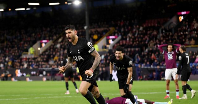 Kapitán Tottenhamu Cristian Romero oslavuje 