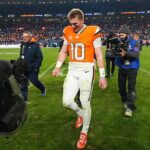 Rozohrávač Denveru Broncos Bo Nix utrpel v sobotu zranenie, ktoré sa skončilo sezónou