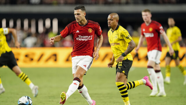 Howard Webb bráni PGMOL po rozhodnutí červenej karty Dioga Dalota
