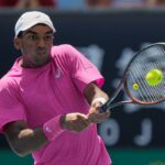 Nishesh Basavareddy oslávil skutočné víťazstvo gestom „dusenia“ smerom k Ofnerovi (TNT Sports)