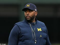 Hráč Michiganu obviňuje spoluhráčov z vydierania zneucteného trénera Sherrone Moorea za jeho pomer so zamestnancami Sherrone Moore bola prepustená z Michiganu kvôli „nevhodnému vzťahu“ so zamestnancom