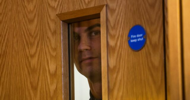 Hráči Man Utd počas komplikovaného návratu hovorili za jeho chrbtom Cristiano Ronaldo si položí ruky na boky a pozerá