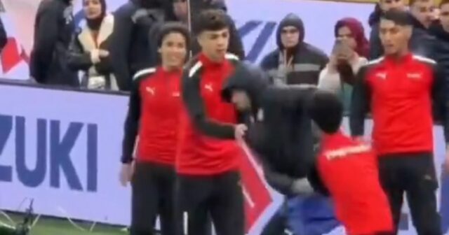 Chlapci z Maroka sa snažia zobrať uterák Edouardovi Mendymu