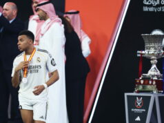 Hráči Realu Madrid potláčajú čestnú stráž Barcelony Hráči Realu Madrid potláčajú čestnú stráž Barcelony