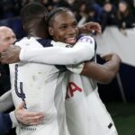 Kevin Danso objíma Jun'aia Byfielda po zápase Tottenhamu Hotspur