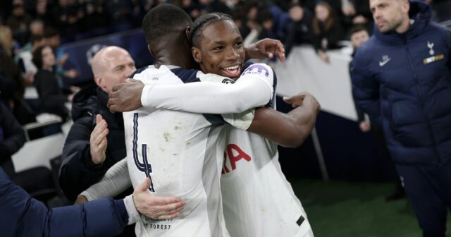 Kevin Danso objíma Jun'aia Byfielda po zápase Tottenhamu Hotspur