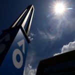 Lucy Shuker hrá tenis za slnečného dňa