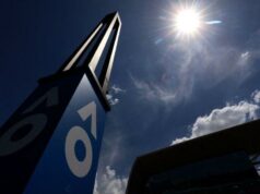 Hráči vo „vysokom riziku“, keď tenis naháňa slnko Lucy Shuker hrá tenis za slnečného dňa