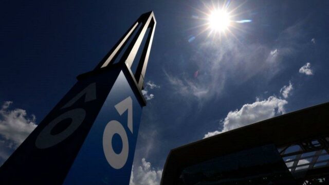 Lucy Shuker hrá tenis za slnečného dňa