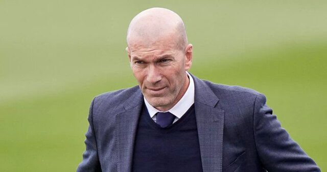 Televízny učenec a bývalý futbalista Michael Owen sa pozerá, ako hovorí pred zápasom Premier League medzi Wolverhampton Wanderers a Burnley FC v Molineux.