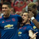 Strelec gólu Manchestru United Henrikh Mkhitaryan oslavuje so spoluhráčmi Chrisom Smallingom a Paulom Pogbom počas finále Európskej ligy medzi Manchestrom United a AFC Ajax