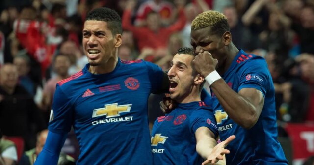 Strelec gólu Manchestru United Henrikh Mkhitaryan oslavuje so spoluhráčmi Chrisom Smallingom a Paulom Pogbom počas finále Európskej ligy medzi Manchestrom United a AFC Ajax