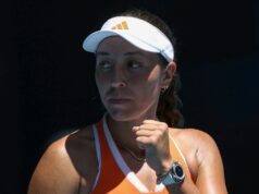 Hriešnik pokračuje, Keys zosadený z trónu jedá koláč, keď vlna horúčav zasiahne Melbourne Jessica Pegula (vľavo) a Madison Keys sa objímajú po zápase ženskej dvojhry (Martin KEEP)