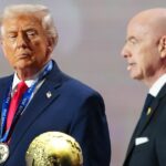 WASHINGTON, DC – 5. DECEMBER: Americký prezident Donald Trump preberá cenu FIFA za mier od prezidenta FIFA Gianniho Infantina počas oficiálneho žrebovania Majstrovstiev sveta vo futbale 2026 v John F. Kennedy Center for the Performing Arts 5. decembra 2025 vo Washingtone, DC. (Foto: Jia Haocheng - Pool/Getty Images)