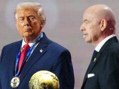 Hrozby bojkotu majstrovstiev sveta zasiahli horúčku, keďže 11 krajín sa dostalo do kontroverzie WASHINGTON, DC – 5. DECEMBER: Americký prezident Donald Trump preberá cenu FIFA za mier od prezidenta FIFA Gianniho Infantina počas oficiálneho žrebovania Majstrovstiev sveta vo futbale 2026 v John F. Kennedy Center for the Performing Arts 5. decembra 2025 vo Washingtone, DC. (Foto: Jia Haocheng - Pool/Getty Images)