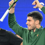 Grafika zobrazujúca finále, ktoré Jannik Sinner a Carlos Alcaraz hrali v roku 2025