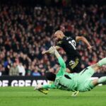 "Hrozné!" - Darček Arsenalu pre Man Utd vidí Garyho Nevilla po góle Bryana Mbeuma