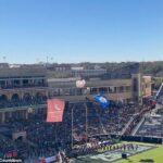 Hrôzostrašné scény sa odohrávajú na futbalovom zápase Rice-Texas State, keď sa parašutista chytí do siete a vrhne sa do davu