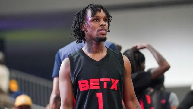 Hudobná hviezda Toosii opúšťa futbalový tím Syracuse po spore s trénerom
