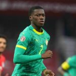 Mamadou Sarr zo Senegalu sleduje štvrťfinálový zápas medzi Senegalom a Egyptom na štadióne Tanger, Tanger, Maroko 14. januára 2026.