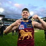 Stredopoliar Brisbane Lions Lachie Neale odstúpil z postu kapitána