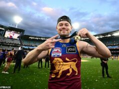 Hviezda AFL Lachie Neale ODCHÁDZA z postu kapitána Brisbane Lions uprostred rozpadu manželstva – žena v strede je viditeľná v oblečení z lycry Stredopoliar Brisbane Lions Lachie Neale odstúpil z postu kapitána