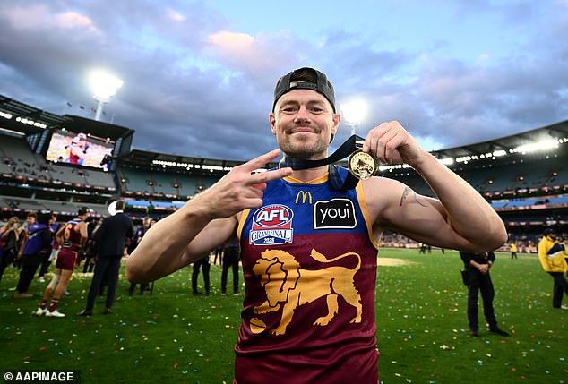 Hviezda AFL Lachie Neale ODCHÁDZA z postu kapitána Brisbane Lions Stredopoliar Brisbane Lions Lachie Neale odstúpil z postu kapitána