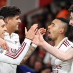 Zranenú hviezdu Arsenalu Piera Hincapieho podporovali jeho spoluhráči