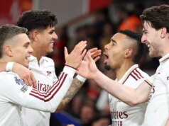 Hviezda Arsenalu Piero Hincapie podporovaná tímovými kolegami ako aktualizácia zdieľaná pred súbojom v Man Utd Zranenú hviezdu Arsenalu Piera Hincapieho podporovali jeho spoluhráči