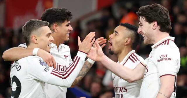 Hviezda Arsenalu Piero Hincapie podporovaná tímovými kolegami ako aktualizácia zdieľaná Zranenú hviezdu Arsenalu Piera Hincapieho podporovali jeho spoluhráči