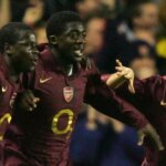 Arsene Wenger sa pozerá, ako Emmanuel Eboue z Arsenalu kontroluje loptu