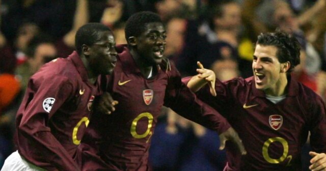 Arsene Wenger sa pozerá, ako Emmanuel Eboue z Arsenalu kontroluje loptu 