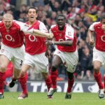 Tím Arsenalu oslavuje po víťazstve v rozstrele počas finálového zápasu FA Cupu medzi Arsenalom a Manchestrom United na Millennium Stadium