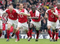 Hviezda Arsenalu sa „rozbila“ na tréningovom ihrisku, zatiaľ čo manažér to ohromene sledoval Tím Arsenalu oslavuje po víťazstve v rozstrele počas finálového zápasu FA Cupu medzi Arsenalom a Manchestrom United na Millennium Stadium