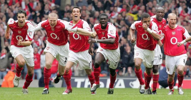 Tím Arsenalu oslavuje po víťazstve v rozstrele počas finálového zápasu FA Cupu medzi Arsenalom a Manchestrom United na Millennium Stadium