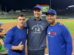 Hviezda Cubs, ktorá zmeškala zápas, aby sa zúčastnila na pamätníku Charlieho Kirka, čelí po pridaní 175 miliónov dolárov neistej budúcnosti Charlieho Kirka (v strede) sprevádzajú záložníci Cubs Matt Shaw (vľavo) a Michael Busch (vpravo).