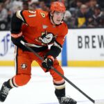 Hviezda Ducks Leo Carlsson vypadol so zranením stehna a mohol by chýbať na olympiáde