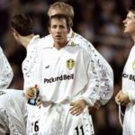 Lee Bowyer z Leeds United a jeho spoluhráči pred začiatkom štvrťfinále Pohára UEFA v prvom zápase proti Slavii Praha na Elland Road
