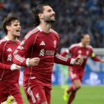 Dominik Szoboszlai z Liverpoolu oslavuje svoj gól proti Marseille s Milošom Kerkezom