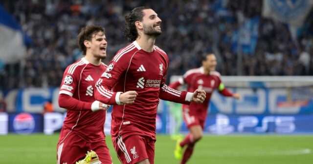 Dominik Szoboszlai z Liverpoolu oslavuje svoj gól proti Marseille s Milošom Kerkezom