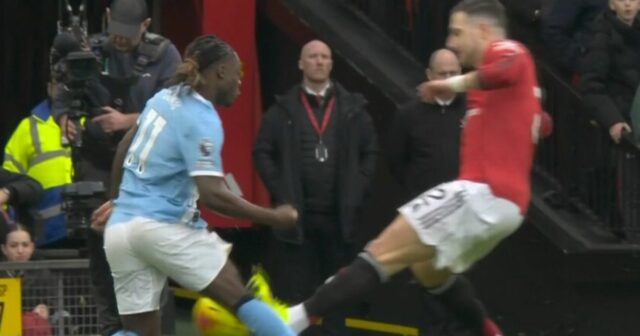 Hviezda Man City Jeremy Doku po hororovom zákroku opäť strieľal MANCHESTER, SPOJENÉ KRÁĽOVSTVO - 27. JANUÁRA: Hráč Manchestru City Jeremy Doku predniesol poznámky počas tlačovej konferencie pred zápasom ôsmeho kola Ligy majstrov UEFA medzi Manchester City a Galatasaray na štadióne Etihad v Manchestri, Spojené kráľovstvo, 27. januára. (Foto: Rasid Necati Aslim/Anadolu cez Getty Images)