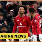 Casemiro z Manchestru United sa prizerá počas zápasu proti Leedsu