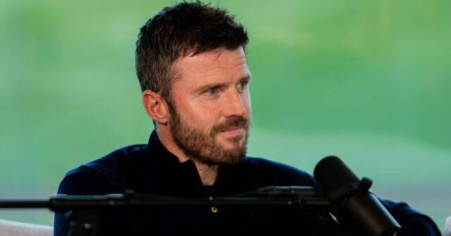 Hlavný tréner Michael Carrick z Manchestru United nahráva podcast na Carrington Training Ground