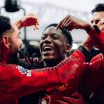 MANCHESTER, ANGLICKO – 17. JANUÁRA: Kobbie Mainoo z Manchestru United v akcii počas zápasu Premier League medzi Manchestrom United a Manchestrom City na Old Trafford 17. januára 2026 v Manchestri v Spojenom kráľovstve. (Foto: Ash Donelon/Manchester United cez Getty Images)